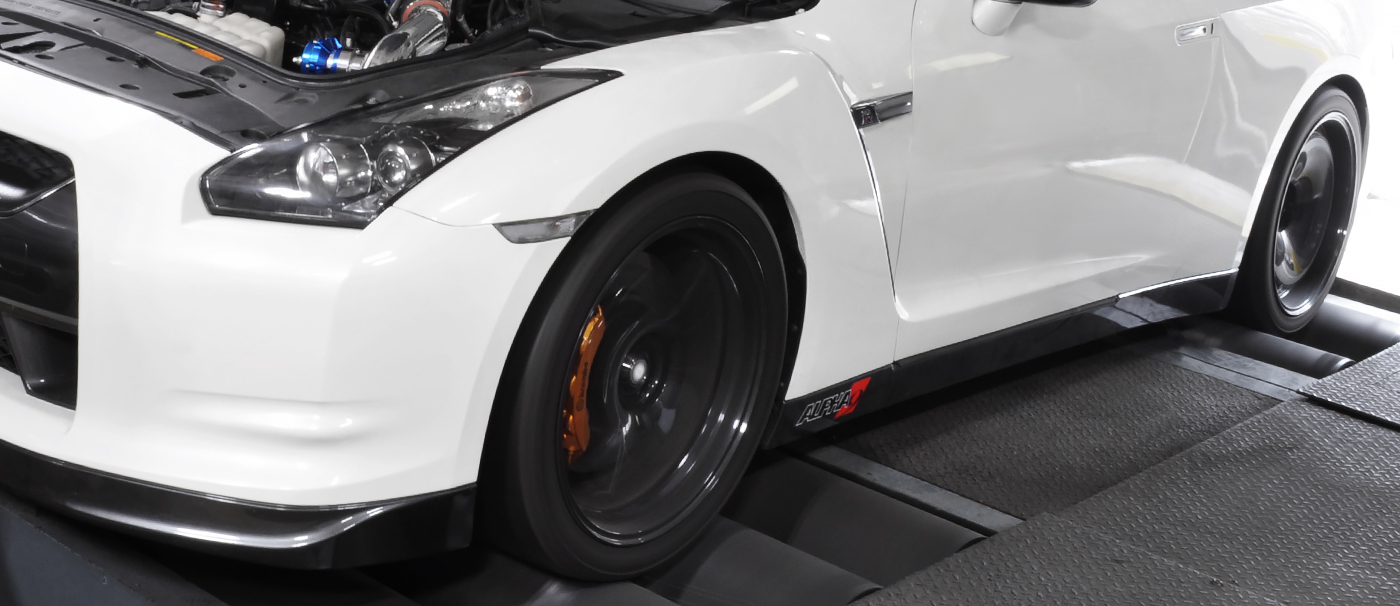 White R35 GTR STM dyno pull wheels spinning